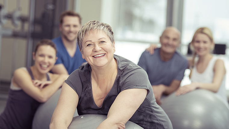 Ældre kvinde på bold, flere i baggrunden