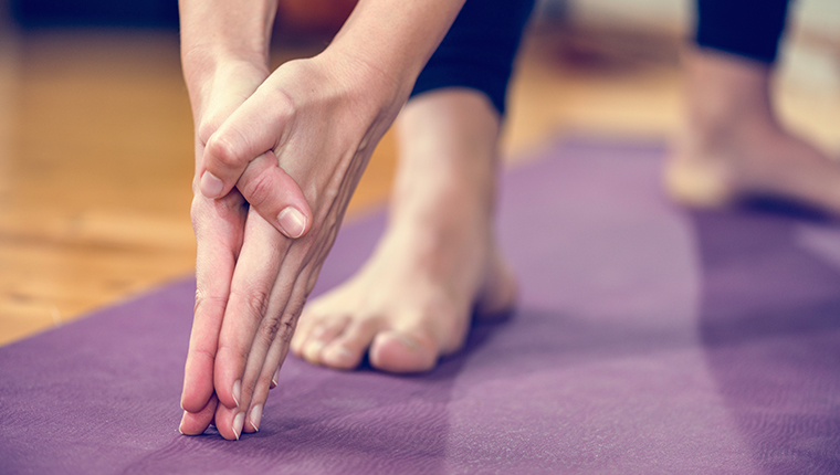 Hænder og fødder på yogamåtte